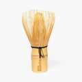 Bamboe whisk klopt ceremonial matcha tot romige schuimlaag