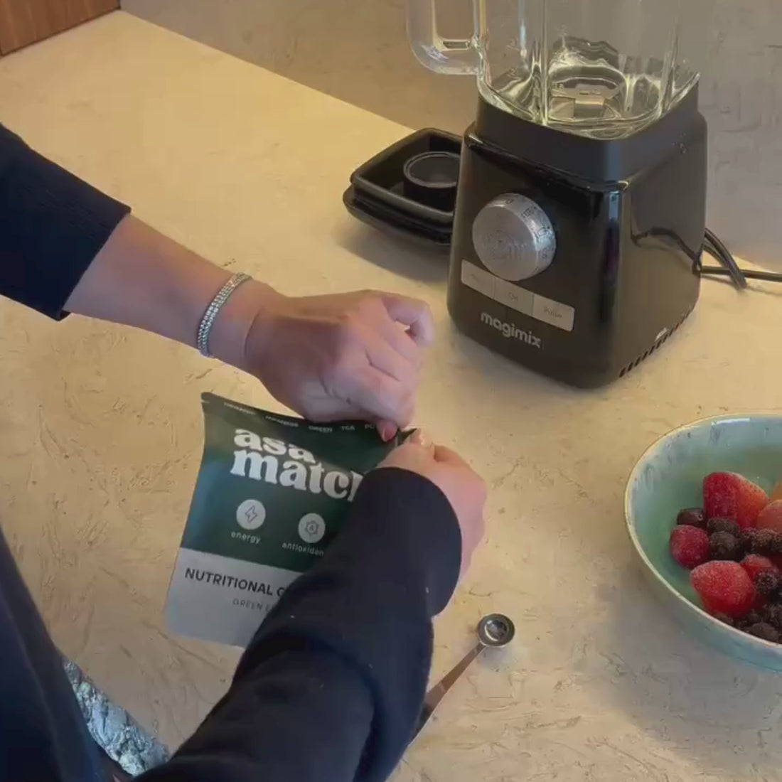 ASA GO instant matcha gemixt in smoothie — geen klontjes, geen gedoe